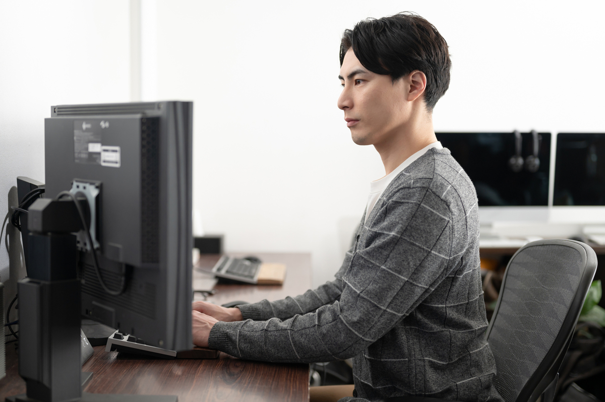 パソコン操作をするビジネスパーソン