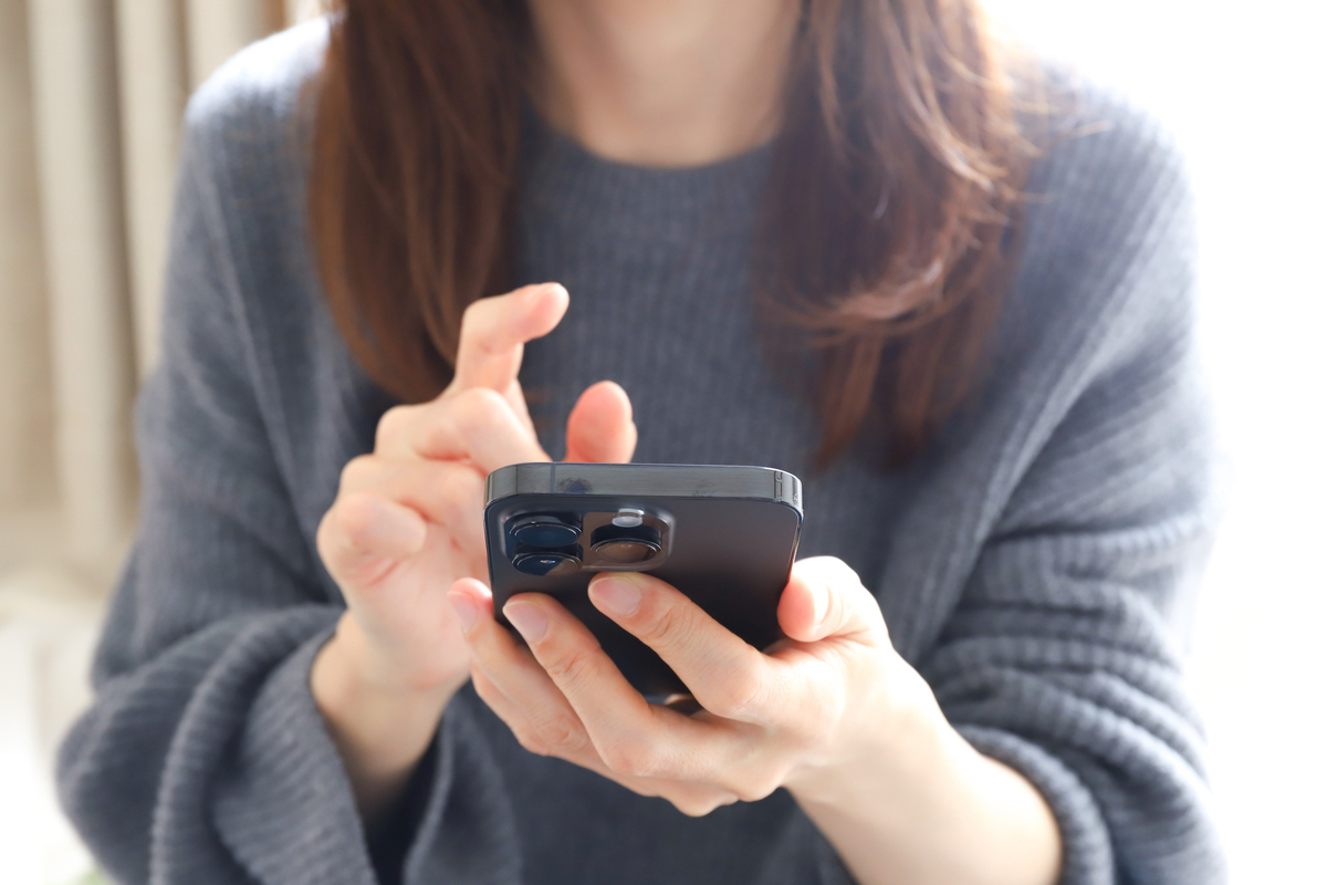 スマホを操作する女性