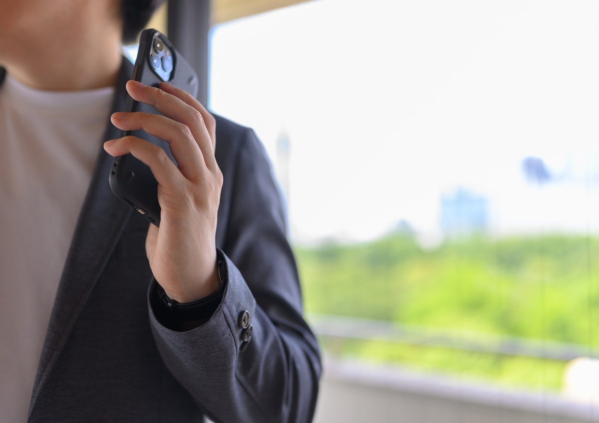 スマホを持つ男性