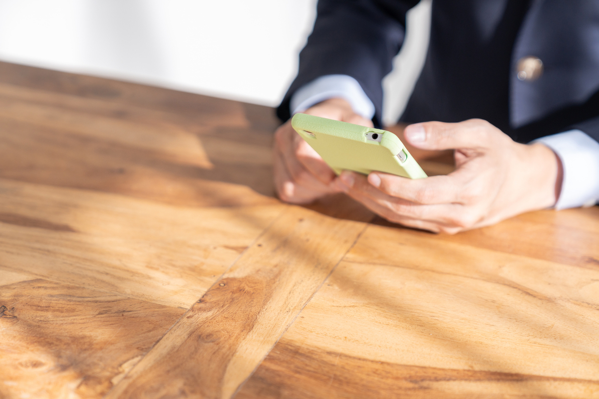 スマホを見る男性