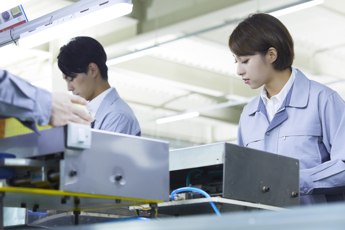 工場勤務の男女