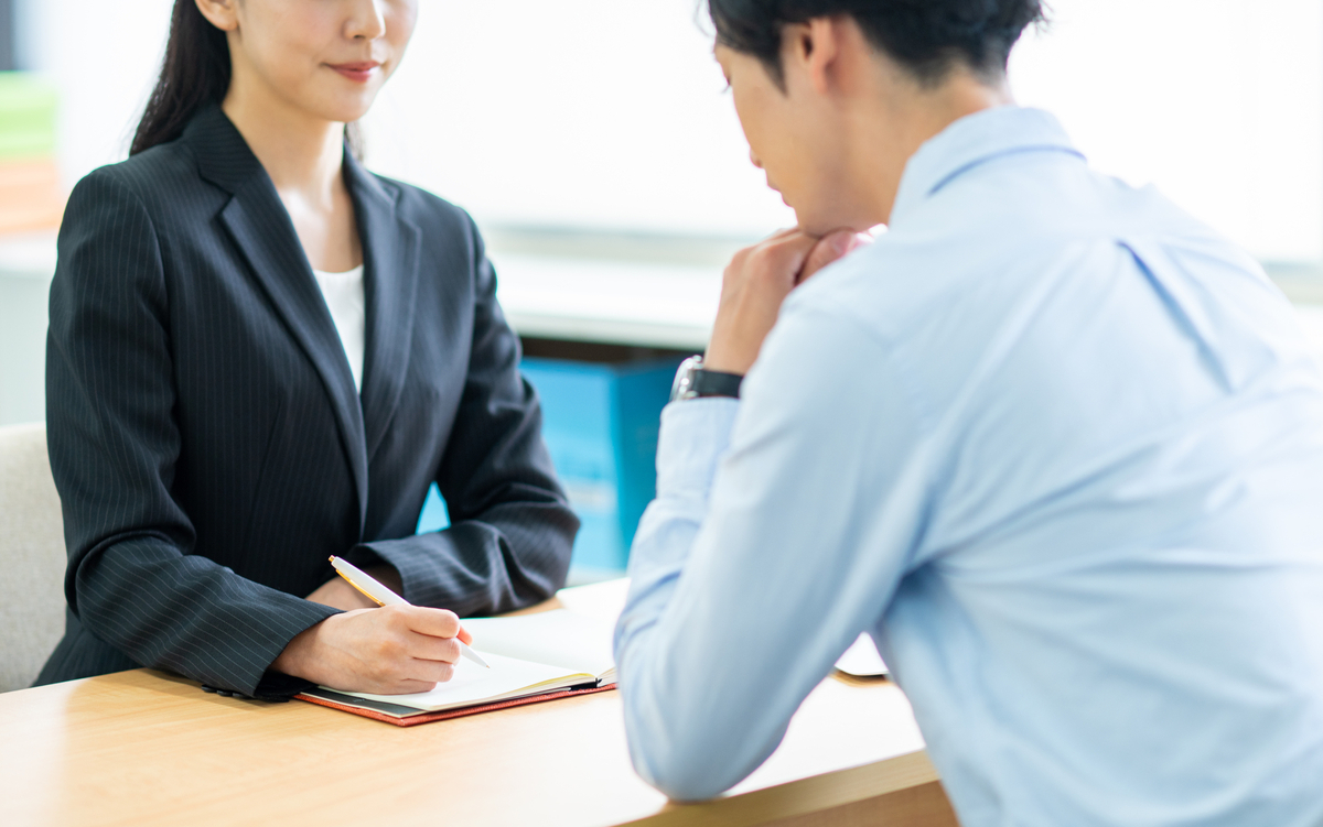女性に相談をする男性