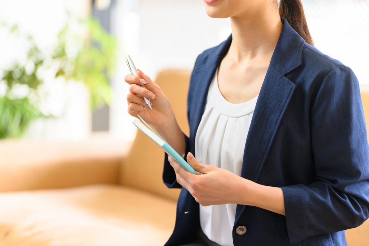 メモを取る女性