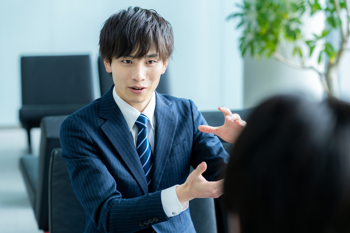 商談をするビジネスパーソン