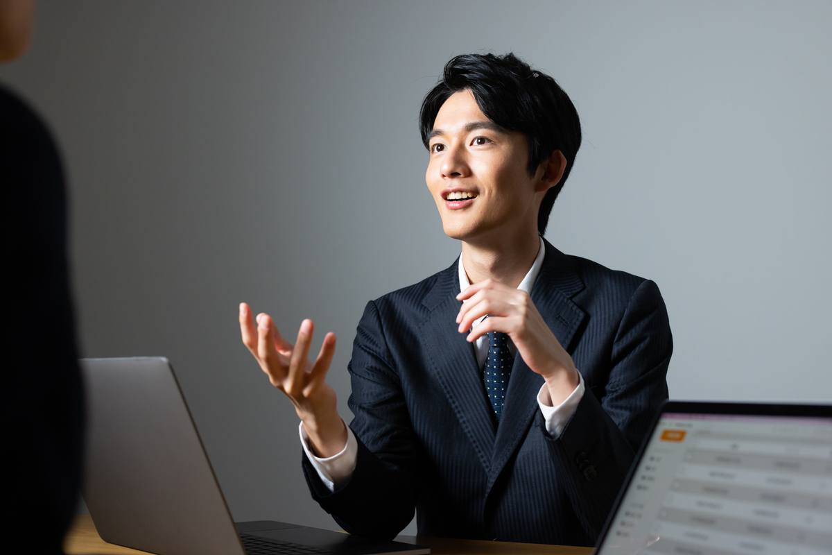 商談中のビジネスパーソン
