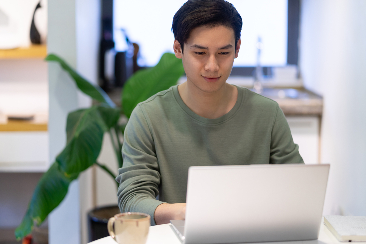 在宅ワーク中の男性