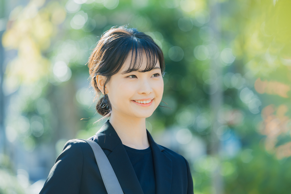 屋外で笑顔の女性