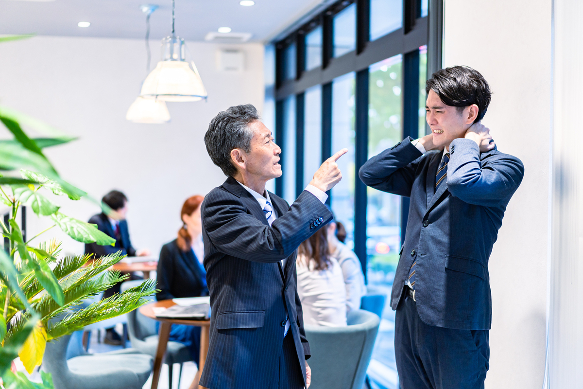 上司に叱られる部下