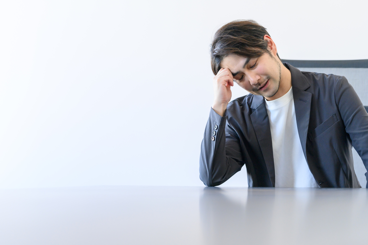 悩む男性