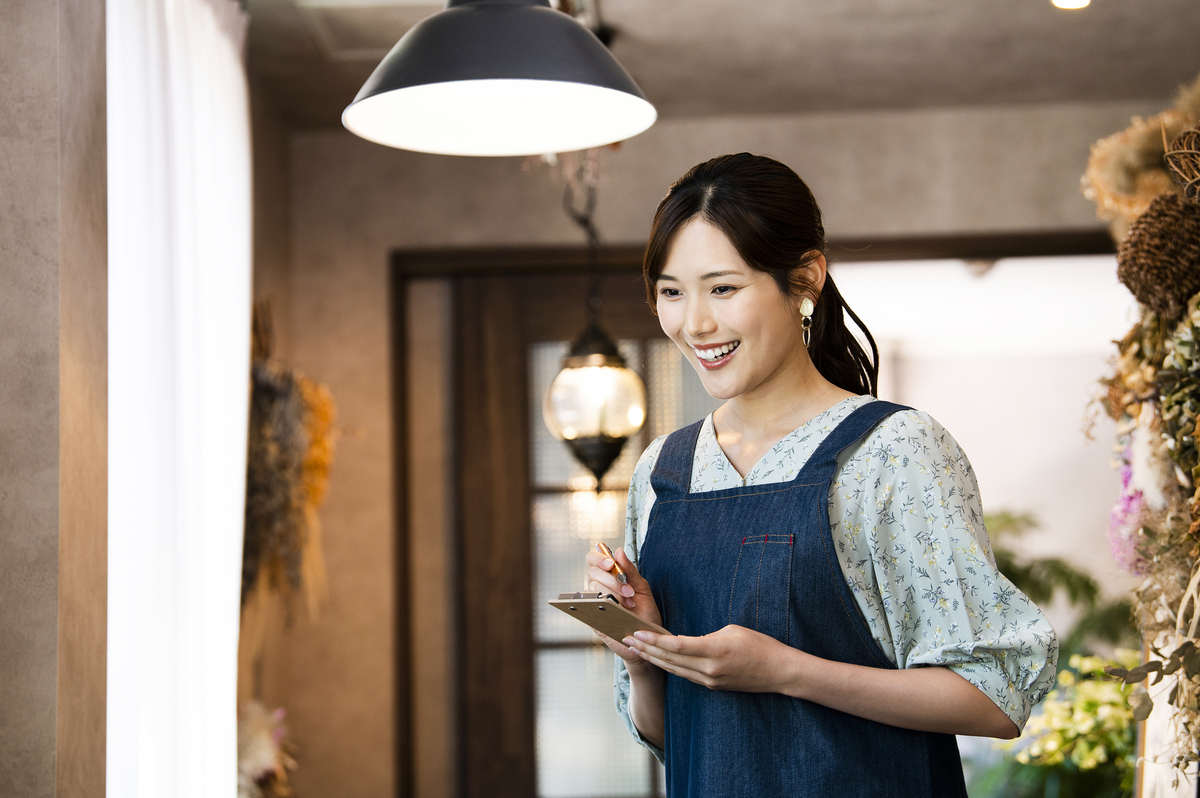 女性カフェ店員