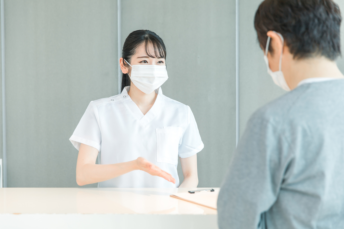 病院の受付の女性