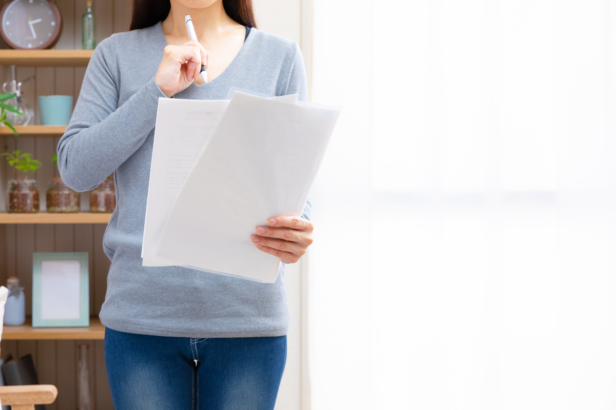 書類を確認する女性