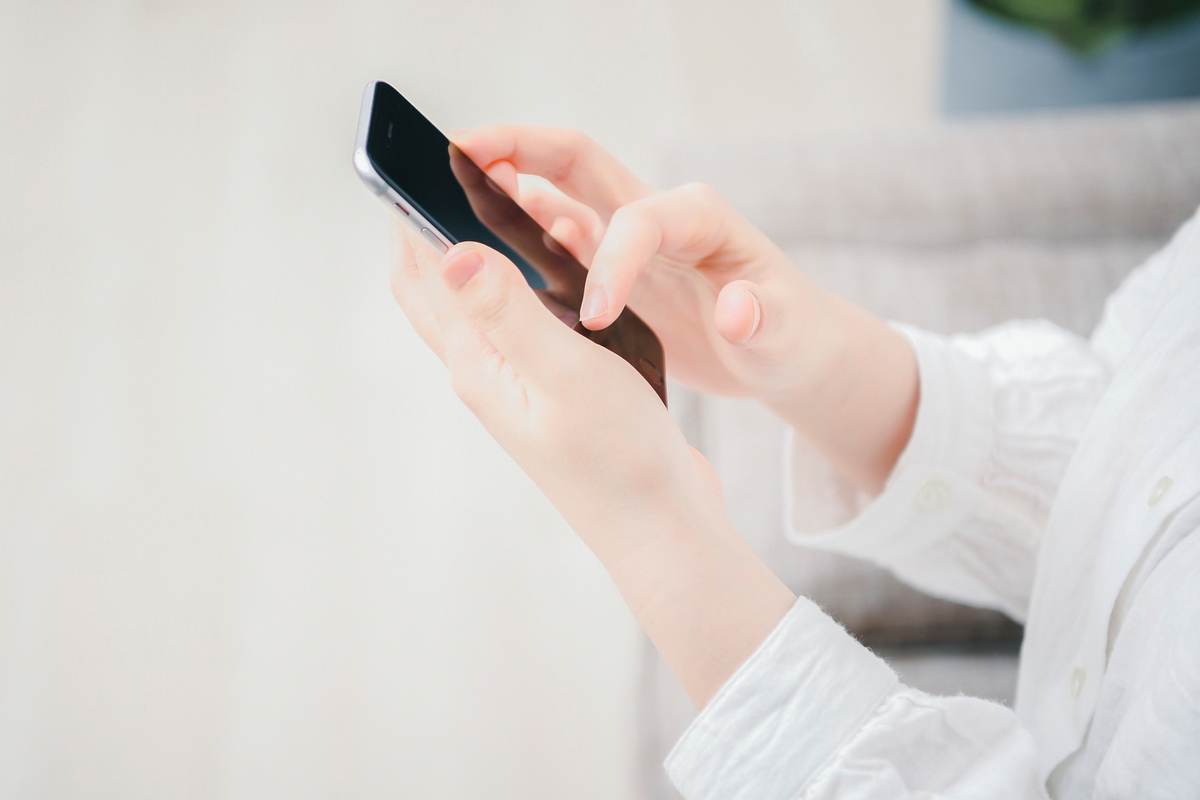 スマホを使う女性