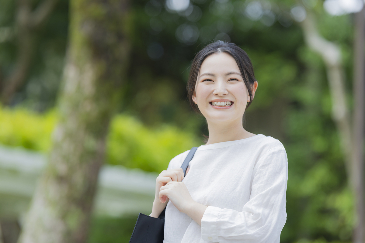 屋外で笑顔の女性