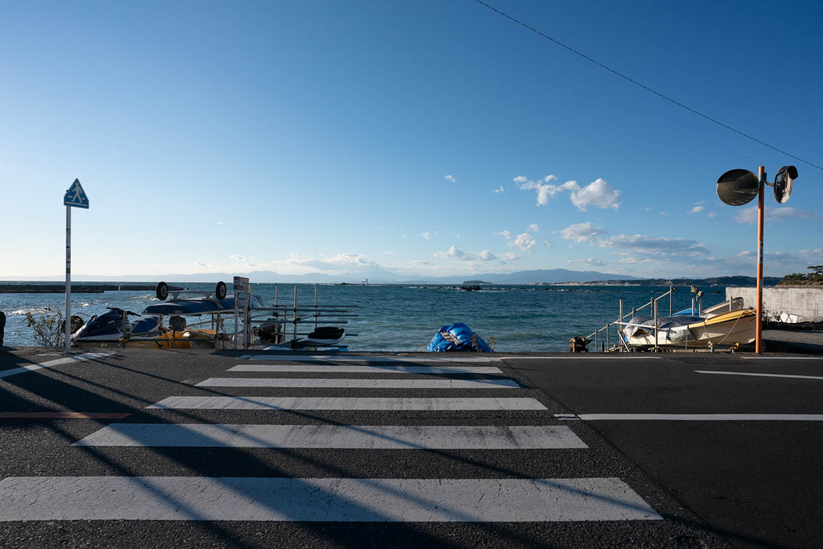 海に続く横断歩道