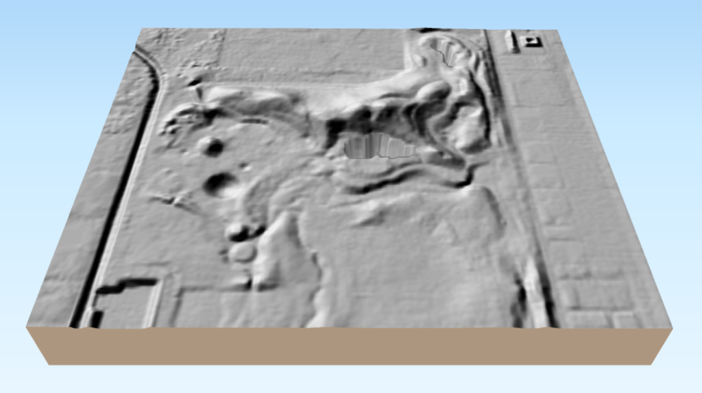 起伏の手前と小高い起伏の奥まったところに陥没した部分がある。DEMのデータが欠損しているのだろうか。