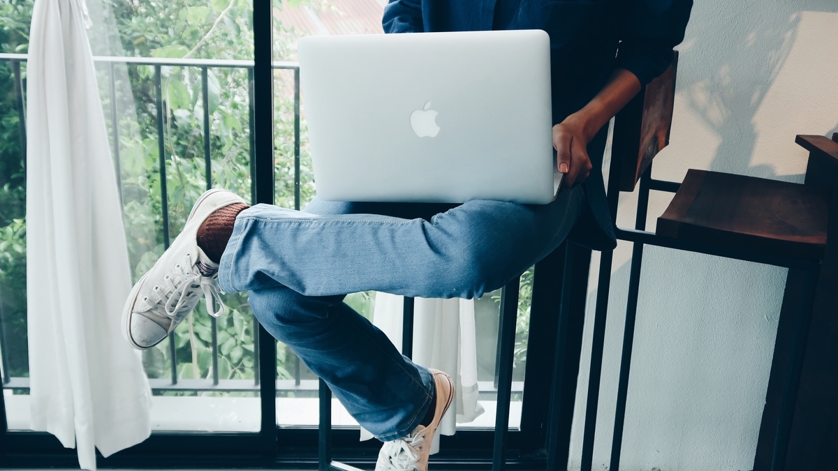 f:id:fpra1320:20190327234700j:plain:w650 macbookを操作する人の画像