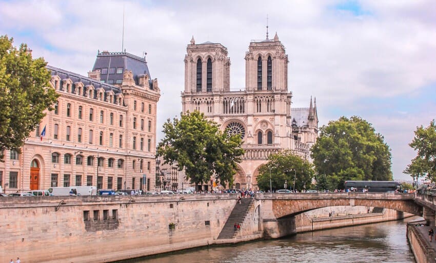 ノートルダム大聖堂と塔 ヨーロッパ文化遺産の日見学ガイド - フランス