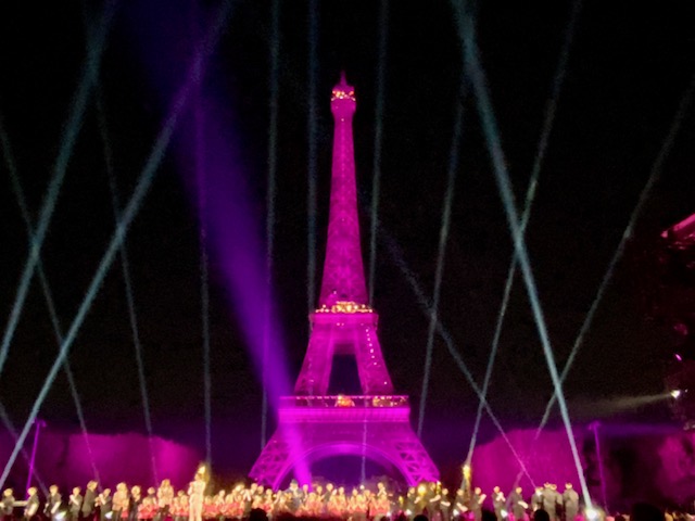 エッフェル塔ピンク色ライトアップ2025 日程場所パレード情報