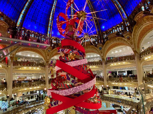 パリ ギャラリーラファイエット2025年クリスマスツリーとウインドウ