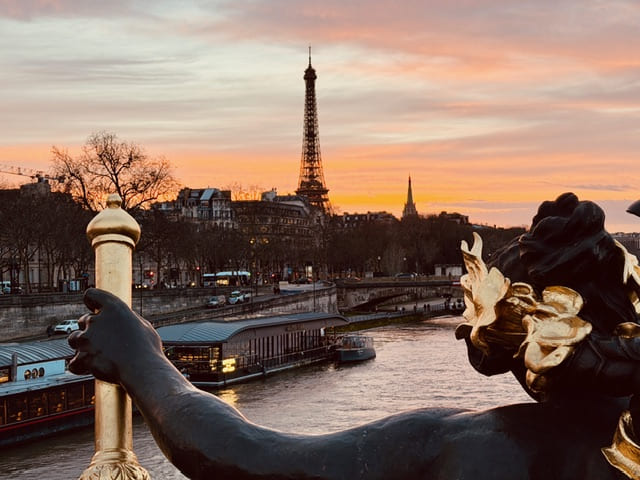 パリ最も美しい橋アレクサンドル三世橋｜歴史と見どころ - フランス