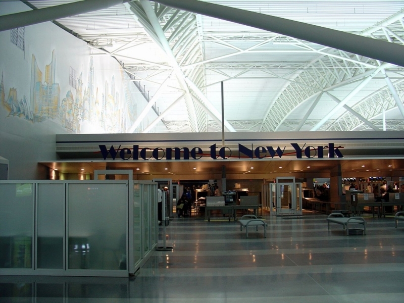 1280px-Aéroport_JFK_Décembre_2007_-_Terminal_9