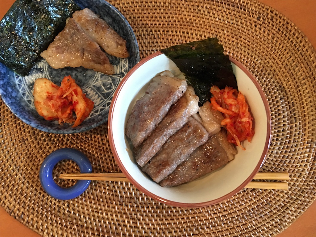 専業主婦の一人ごはん 前日の残り物で ステーキ キムチ丼 シンプルにしてベストマッチング お菓子を巡る暮らしの雑記帖