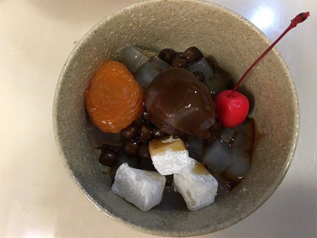 甘味といえばこれ 東京 湯島 みつばち のあんみつ テイクアウトでも黒蜜たっぷり お菓子を巡る暮らしの雑記帖