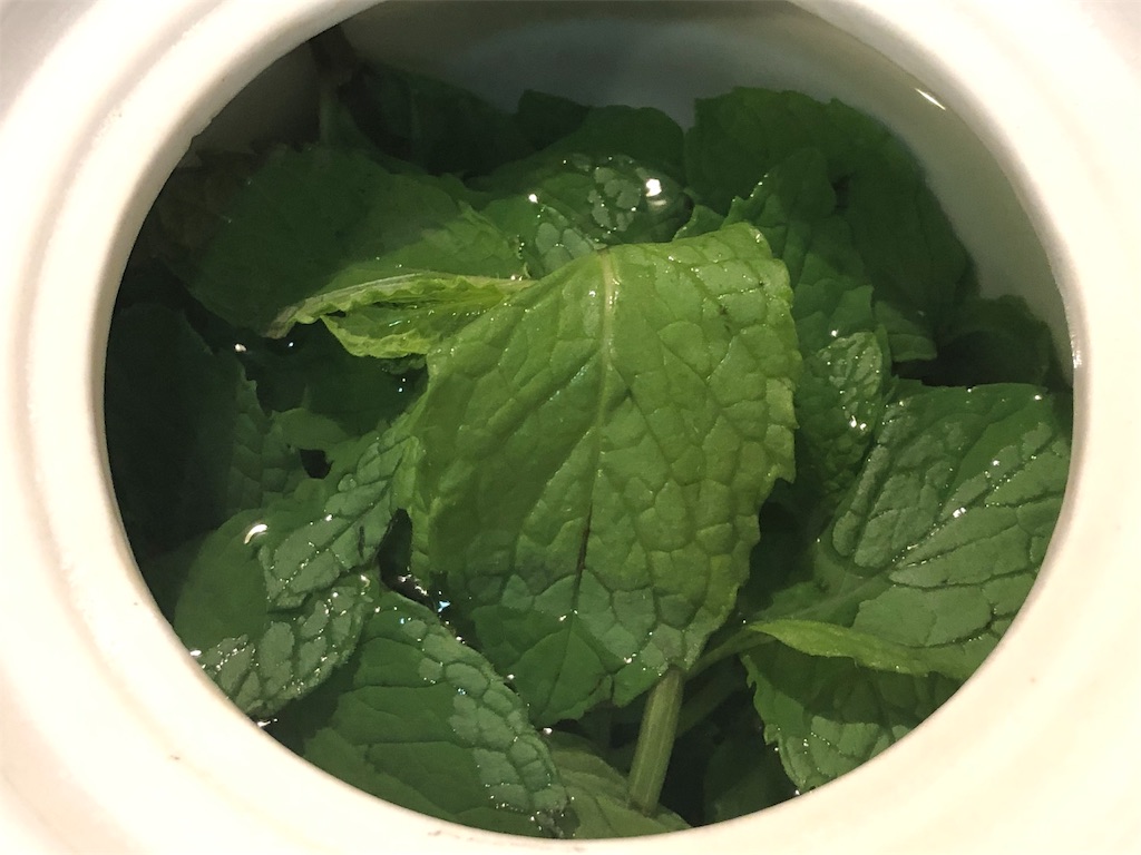 生の葉を使ったミントティー 家で簡単にできるおすすめハーブティーの作り方 お菓子を巡る暮らしの雑記帖 生の葉を使ったミントティー 家で簡単にできるおすすめハーブティーの作り方 お菓子を巡る暮らしの雑記帖