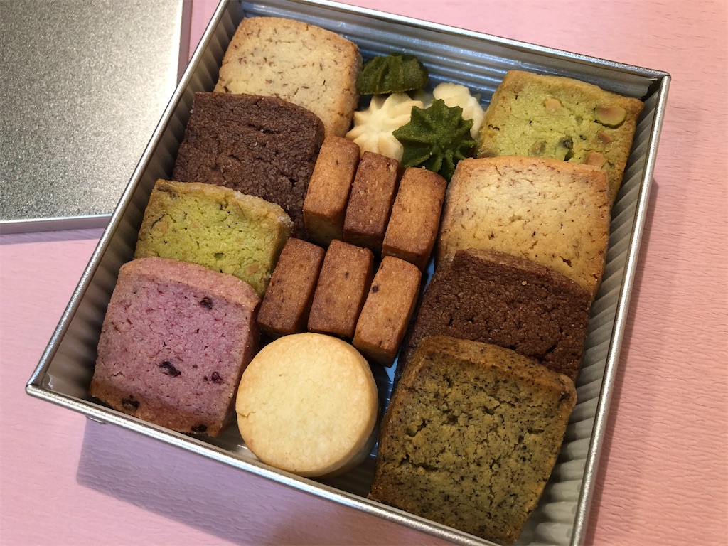 PATISSERIE ASAKO IWAYANAGI』のクッキー缶。サブレやショート