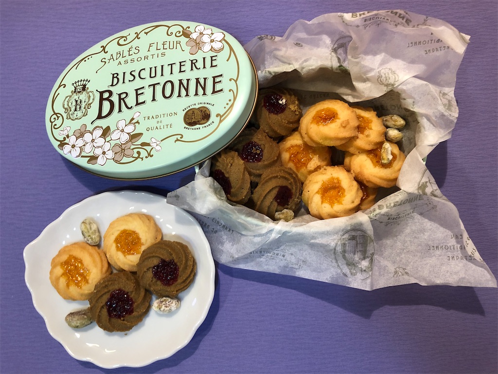 ビスキュイテリエ ブルトンヌ』のアニバーサリーサブレ缶。サブレ