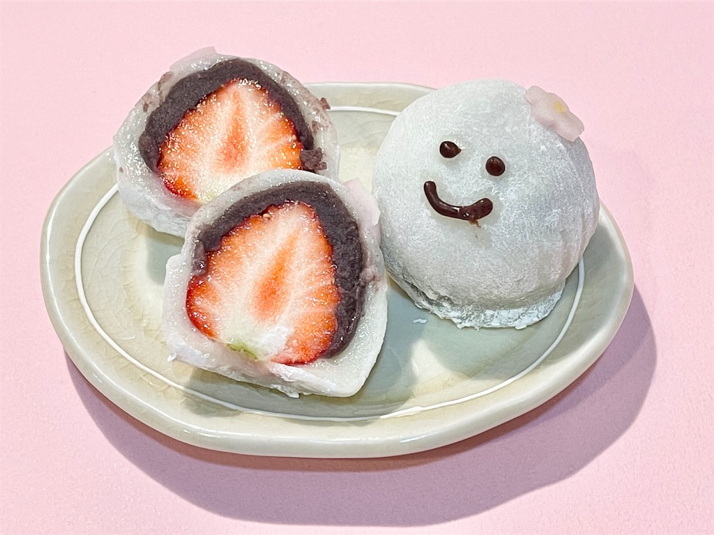 六本木ヒルズ『巌邑堂』のハッピーフェイスのいちご大福と定番のどら