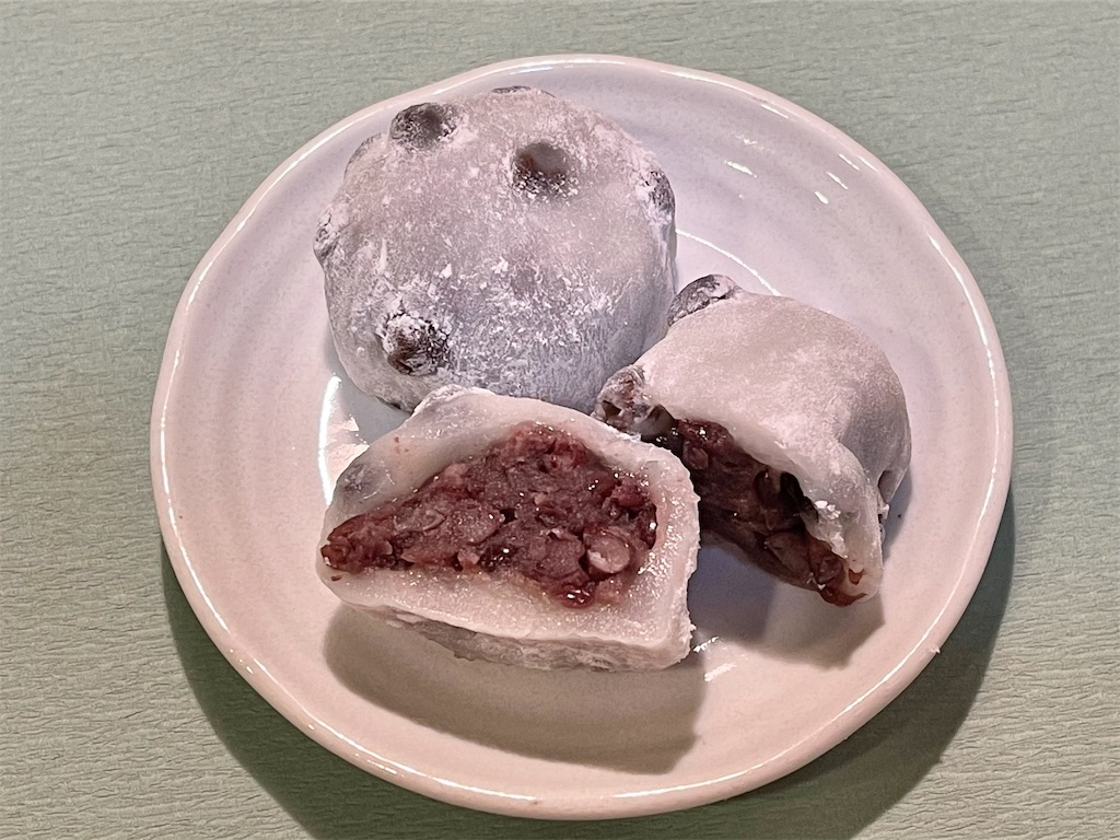 まめまめ大福 南青山 まめ』朝から閉店を惜しむ行列。最後のわらび餅、苺大福