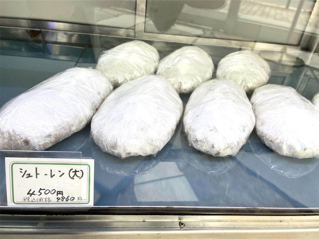 近江屋洋菓子店』シュトーレン。バターの香りと大きな白イチジクが