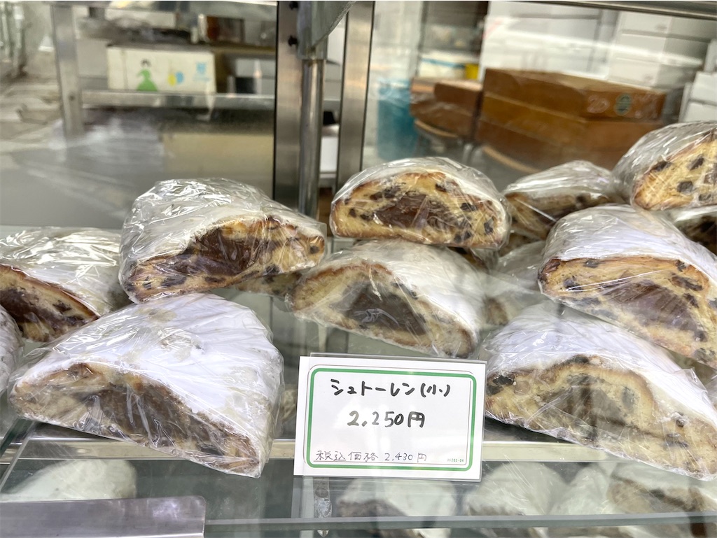 近江屋洋菓子店』シュトーレン。バターの香りと大きな白イチジクが