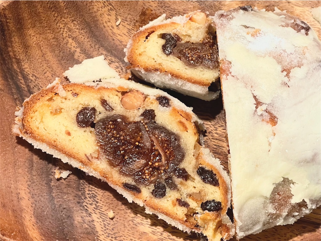 近江屋洋菓子店シュトーレン 近江屋洋菓子店』シュトーレン。バターの香りと大きな白イチジクが