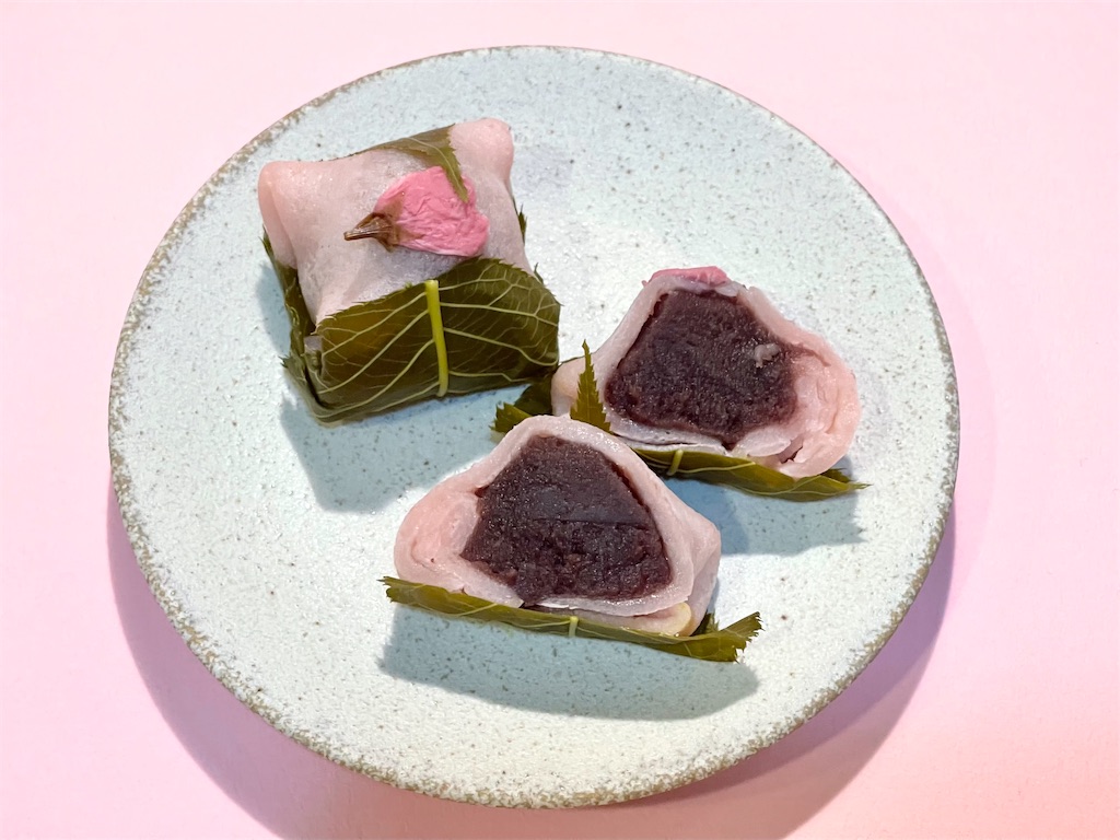 桜餅  銀座 あけぼの』のさくらもち。八重桜の塩漬けが添えられた