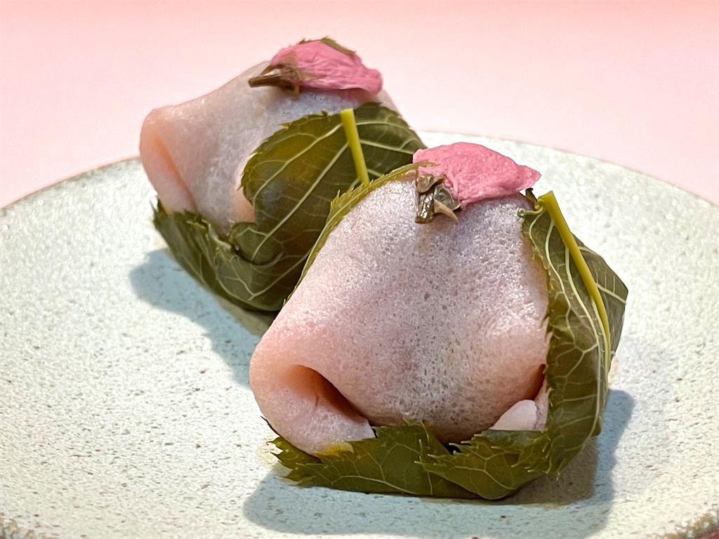 銀座 あけぼの』のさくらもち。八重桜の塩漬けが添えられた