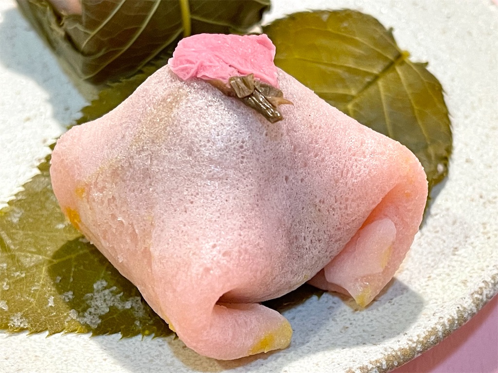 銀座 あけぼの』のさくらもち。八重桜の塩漬けが添えられた、とても