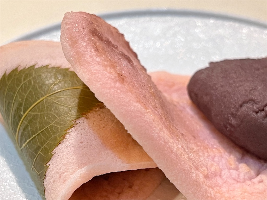 渋谷ヒカリエ『村上』桜餅。求肥の入った、ちょっと違った味わいの桜餅