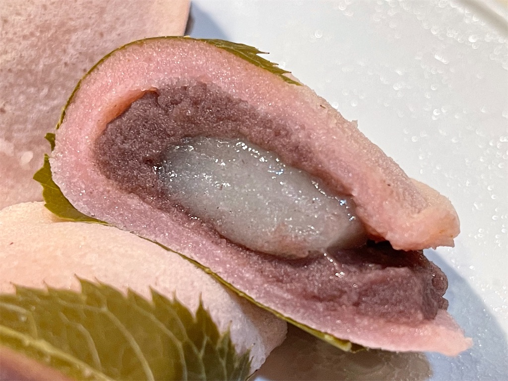 渋谷ヒカリエ『村上』桜餅。求肥の入った、ちょっと違った味わいの桜餅