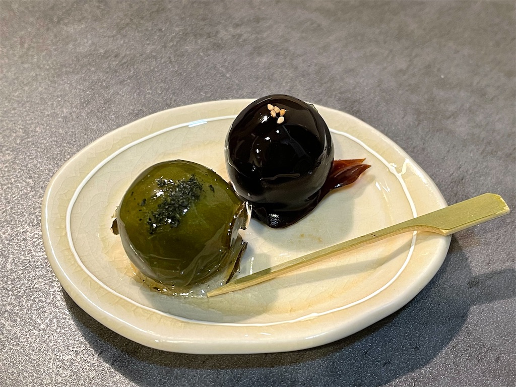 仙太郎』茶玉と老玉。季節限定の玉露を使ったあんこ玉入老玉。 - お