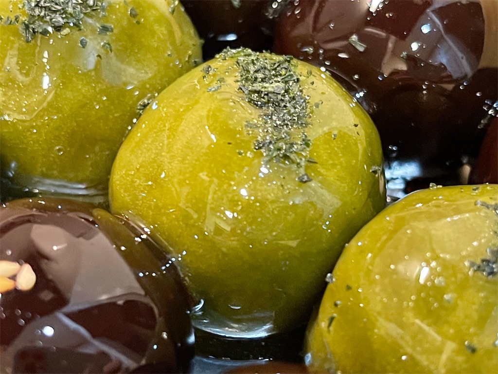 仙太郎』茶玉と老玉。季節限定の玉露を使ったあんこ玉入老玉。 - お