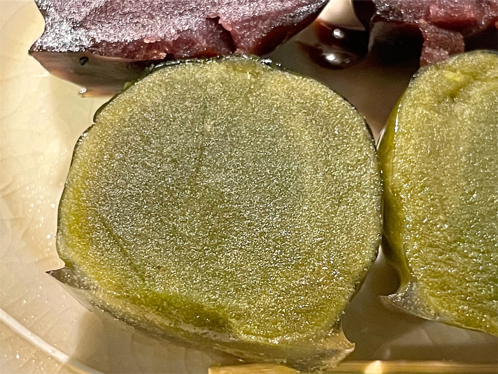仙太郎』茶玉と老玉。季節限定の玉露を使ったあんこ玉入老玉。 - お