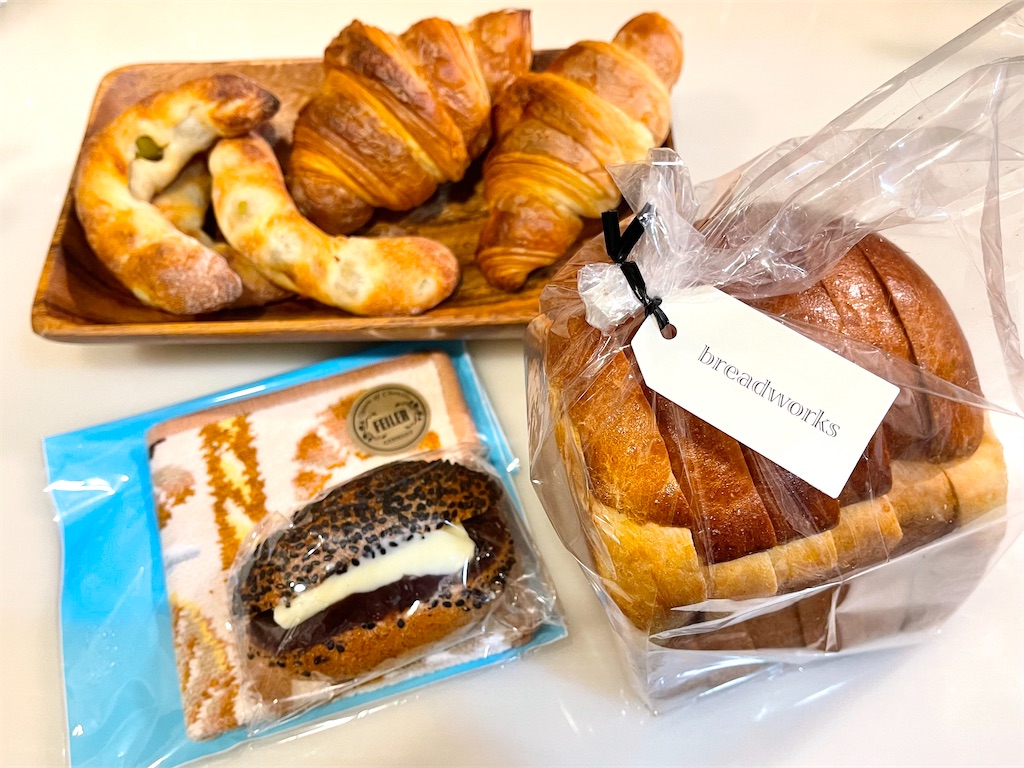 表参道で買った美味しいパンと、フェイラーのパン柄ハンカチ。 - 365の 