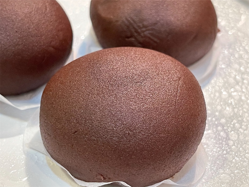 毎年お楽しみ『とらや』の土用餅。コシのあるお餅に濃厚な黒糖餡が