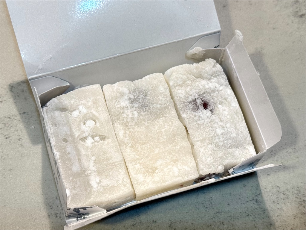 京都『百万遍かぎや政秋』襲餅。ふわふわ求肥と大納言小豆を使った餅