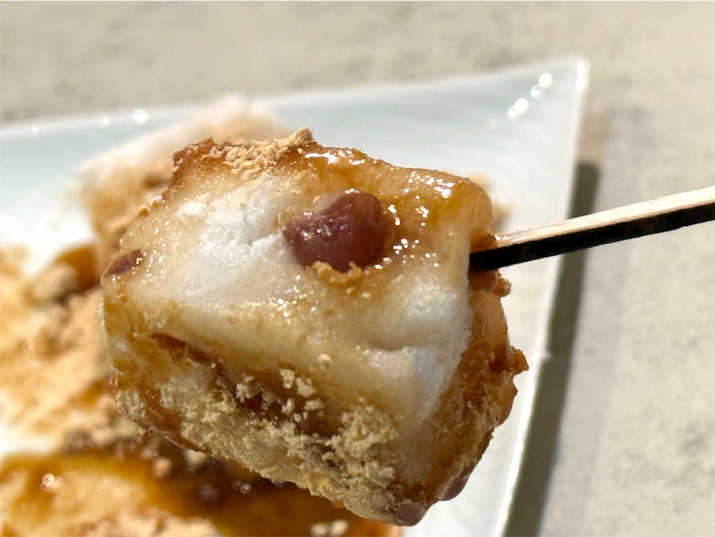 京都『百万遍かぎや政秋』襲餅。ふわふわ求肥と大納言小豆を使った餅