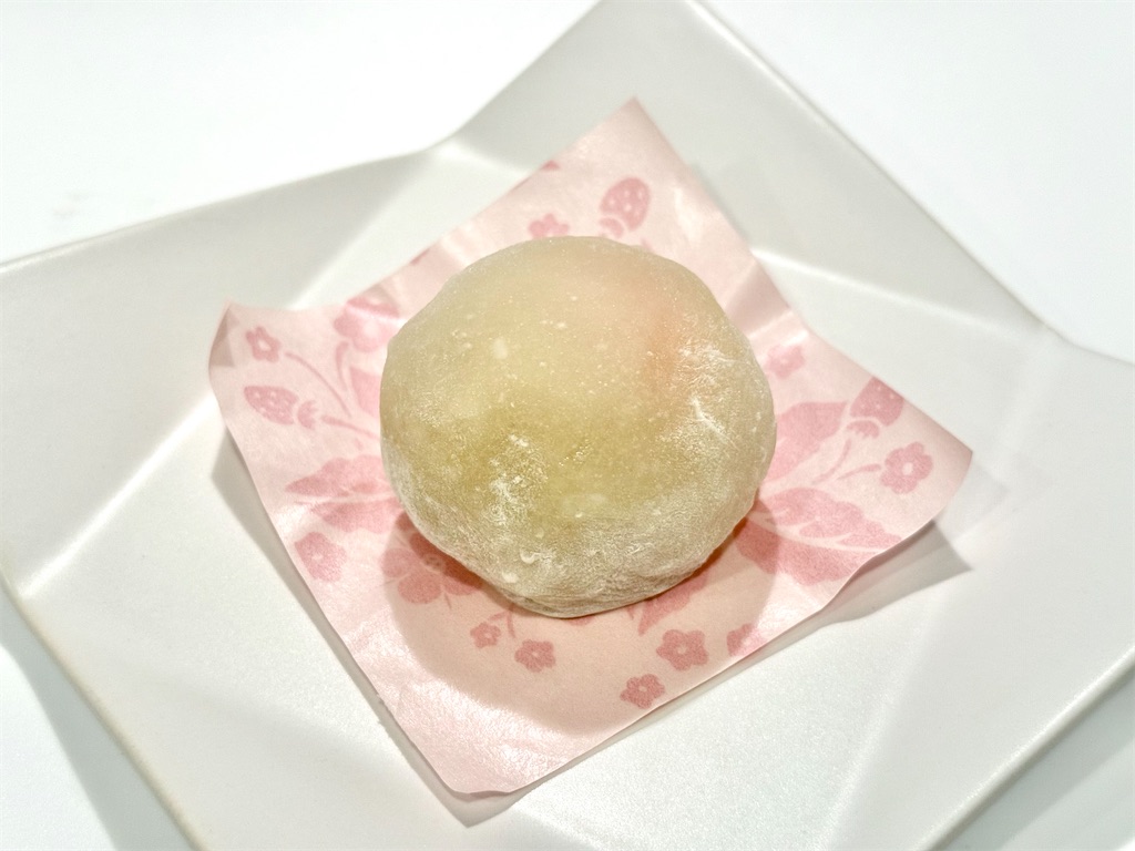 引網香月堂』いちご餅。いちごと練乳テイストをイメージした