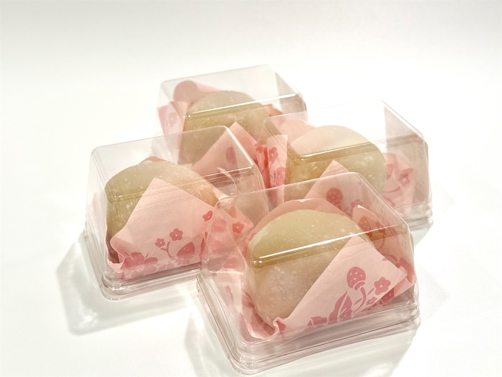 引網香月堂』いちご餅。いちごと練乳テイストをイメージした